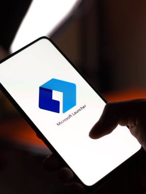 Assam, Hindistan - 31 Ocak 2021: Telefon ekranında Microsoft Launcher logosu.