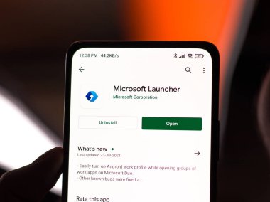 Assam, Hindistan - 31 Ocak 2021: Telefon ekranında Microsoft Launcher logosu.