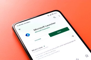 Assam, Hindistan - 31 Ocak 2021: Telefon ekranında Microsoft Launcher logosu.