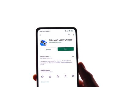 Batı Bangal, Hindistan - 11 Kasım 2021: Microsoft Telefon ekranındaki Çin logosunu öğrenin.