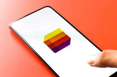 Batı Bangal, Hindistan - 11 Kasım 2021: Microsoft Telefon ekranındaki logo.