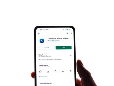 Batı Bangal, Hindistan - 11 Kasım 2021: Microsoft Matematik Çözücü logosu telefon ekranı resmi.
