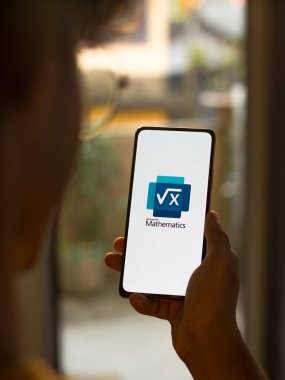 Batı Bangal, Hindistan - 11 Kasım 2021: Microsoft Matematik Çözücü logosu telefon ekranı resmi.