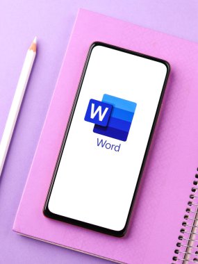 Assam, Hindistan - 6 Eylül 2020: Telefon ekranında Bayan Word logosu.