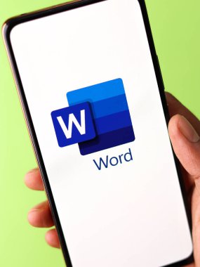 Assam, Hindistan - 6 Eylül 2020: Telefon ekranında Bayan Word logosu.