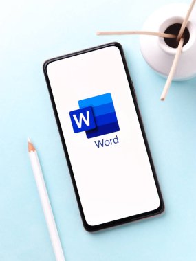 Assam, Hindistan - 6 Eylül 2020: Telefon ekranında Bayan Word logosu.