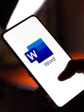 Assam, Hindistan - 6 Eylül 2020: Telefon ekranında Bayan Word logosu.