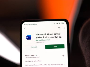 Assam, Hindistan - 6 Eylül 2020: Telefon ekranında Bayan Word logosu.