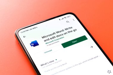 Assam, Hindistan - 6 Eylül 2020: Telefon ekranında Bayan Word logosu.