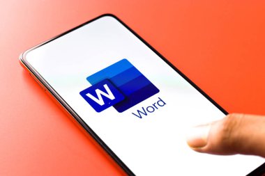 Assam, Hindistan - 6 Eylül 2020: Telefon ekranında Bayan Word logosu.