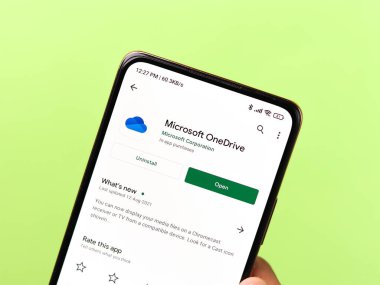 Batı Bangal, Hindistan - 11 Kasım 2021: OneDrive logosu telefon ekranı görüntüsü.
