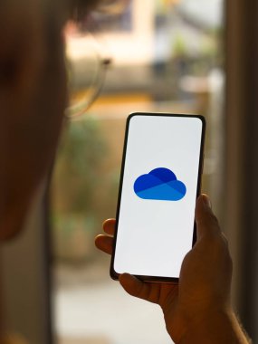 Batı Bangal, Hindistan - 11 Kasım 2021: OneDrive logosu telefon ekranı görüntüsü.