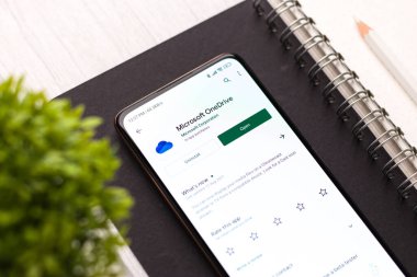 Batı Bangal, Hindistan - 11 Kasım 2021: OneDrive logosu telefon ekranı görüntüsü.