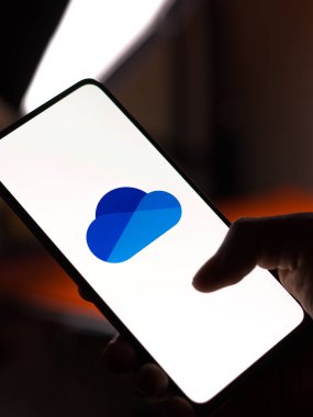 Batı Bangal, Hindistan - 11 Kasım 2021: OneDrive logosu telefon ekranı görüntüsü.