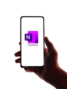 Batı Bangal, Hindistan - 11 Kasım 2021: Telefon ekranında Microsoft OneNote logosu.