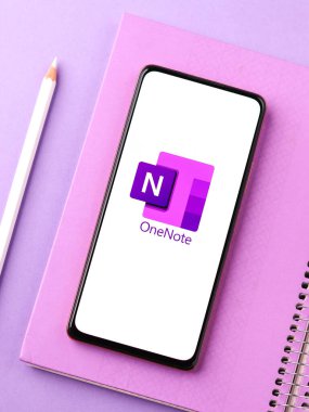 Batı Bangal, Hindistan - 11 Kasım 2021: Telefon ekranında Microsoft OneNote logosu.