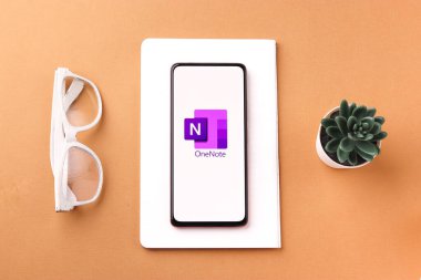 Batı Bangal, Hindistan - 11 Kasım 2021: Telefon ekranında Microsoft OneNote logosu.