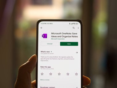 Batı Bangal, Hindistan - 11 Kasım 2021: Telefon ekranında Microsoft OneNote logosu.
