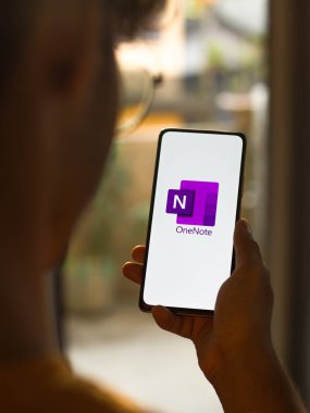 Batı Bangal, Hindistan - 11 Kasım 2021: Telefon ekranında Microsoft OneNote logosu.