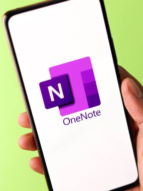 Batı Bangal, Hindistan - 11 Kasım 2021: Telefon ekranında Microsoft OneNote logosu.