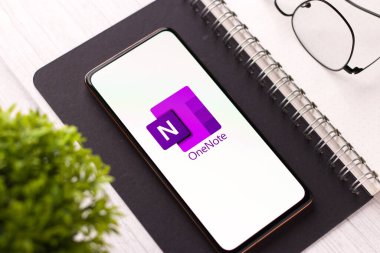 Batı Bangal, Hindistan - 11 Kasım 2021: Telefon ekranında Microsoft OneNote logosu.