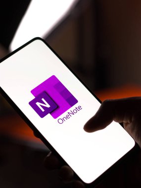 Batı Bangal, Hindistan - 11 Kasım 2021: Telefon ekranında Microsoft OneNote logosu.