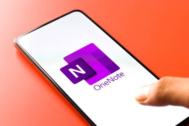 Batı Bangal, Hindistan - 11 Kasım 2021: Telefon ekranında Microsoft OneNote logosu.