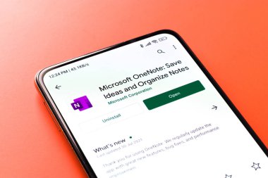 Batı Bangal, Hindistan - 11 Kasım 2021: Telefon ekranında Microsoft OneNote logosu.