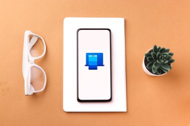 Batı Bangal, Hindistan - 11 Kasım 2021: Telefon ekranındaki logonuz Microsoft.