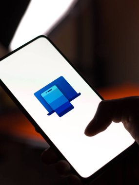 Batı Bangal, Hindistan - 11 Kasım 2021: Telefon ekranındaki logonuz Microsoft.