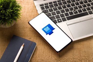 Batı Bangal, Hindistan - 11 Kasım 2021: Telefon ekranındaki logonuz Microsoft.