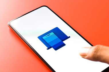 Batı Bangal, Hindistan - 11 Kasım 2021: Telefon ekranındaki logonuz Microsoft.