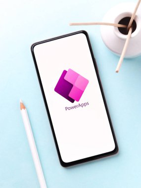 Batı Bangal, Hindistan - 11 Kasım 2021: Microsoft Power Apps logosu telefon ekranı görüntüsünde.