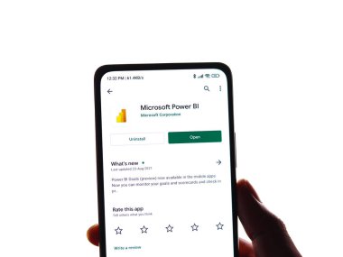 Batı Bangal, Hindistan - 11 Kasım 2021: Microsoft Power BI logosu telefon ekranı görüntüsünde.