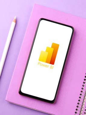 Batı Bangal, Hindistan - 11 Kasım 2021: Microsoft Power BI logosu telefon ekranı görüntüsünde.