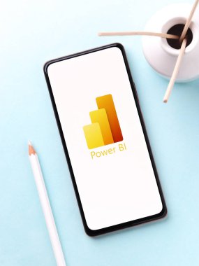 Batı Bangal, Hindistan - 11 Kasım 2021: Microsoft Power BI logosu telefon ekranı görüntüsünde.