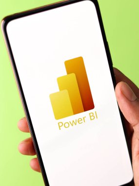 Batı Bangal, Hindistan - 11 Kasım 2021: Microsoft Power BI logosu telefon ekranı görüntüsünde.