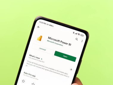 Batı Bangal, Hindistan - 11 Kasım 2021: Microsoft Power BI logosu telefon ekranı görüntüsünde.