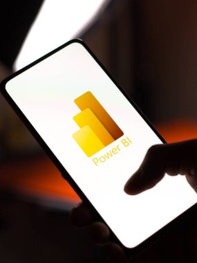 Batı Bangal, Hindistan - 11 Kasım 2021: Microsoft Power BI logosu telefon ekranı görüntüsünde.