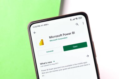 Batı Bangal, Hindistan - 11 Kasım 2021: Microsoft Power BI logosu telefon ekranı görüntüsünde.