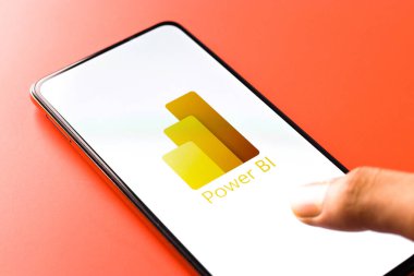 Batı Bangal, Hindistan - 11 Kasım 2021: Microsoft Power BI logosu telefon ekranı görüntüsünde.
