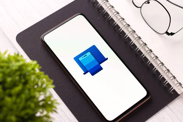 Batı Bangal, Hindistan - 11 Kasım 2021: Telefon ekranındaki logonuz Microsoft.