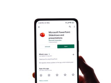Batı Bangal, Hindistan - 11 Kasım 2021: Microsoft PowerPoint logosu telefon ekranı görüntüsü.