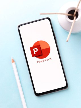 Batı Bangal, Hindistan - 11 Kasım 2021: Microsoft PowerPoint logosu telefon ekranı görüntüsü.