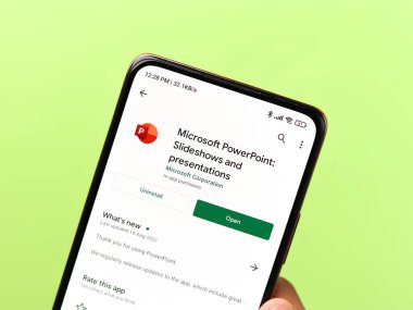 Batı Bangal, Hindistan - 11 Kasım 2021: Microsoft PowerPoint logosu telefon ekranı görüntüsü.