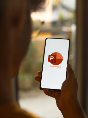 Batı Bangal, Hindistan - 11 Kasım 2021: Microsoft PowerPoint logosu telefon ekranı görüntüsü.
