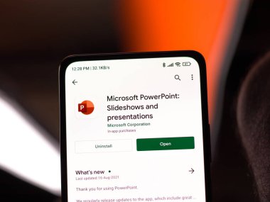 Batı Bangal, Hindistan - 11 Kasım 2021: Microsoft PowerPoint logosu telefon ekranı görüntüsü.