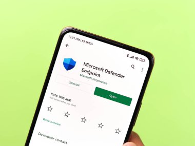 Batı Bangal, Hindistan - 11 Kasım 2021: Microsoft Güvenlik logosu telefon ekranı görüntüsünde.