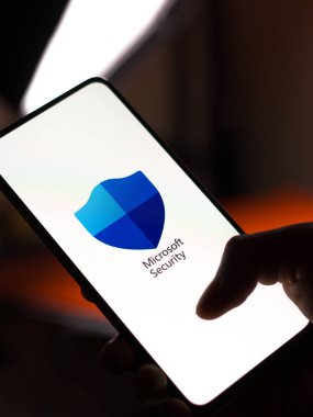 Batı Bangal, Hindistan - 11 Kasım 2021: Microsoft Güvenlik logosu telefon ekranı görüntüsünde.