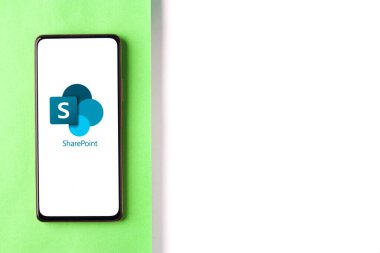 Batı Bangal, Hindistan - 11 Kasım 2021: Microsoft SharePoint logosu telefon ekranı görüntüsü.